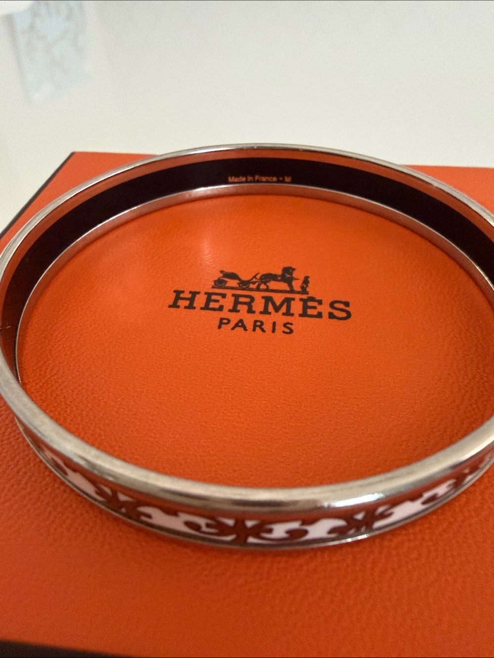 Hermès White Motif Silver Tone Enamel Bangle - Picture 5 of 10